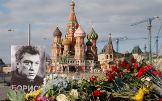 Χιλιάδες λουλούδια στο σημείο όπου δολοφονήθηκε την προπερασμένη Παρασκευή ο Μπόρις Νεμτσόφ, από αγνώστους στο κέντρο της Μόσχας.