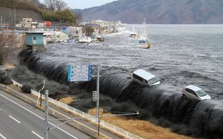 «Μαύρο» το νερό που έφερε το τσουνάμι στη Φουκουσίμα τον Μάρτιο του 2011. Η φύση συμπράττει με τον ανθρώπινο παράγοντα.