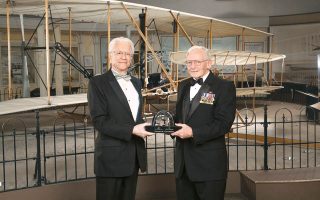 Ο Σταμάτης Κριμιζής  (αριστερά) παραλαμβάνει το φετινό βραβείο του Smithsonian National Air and Space Museum για την εφ’ όρου ζωής προσφορά του στην επιστήμη.