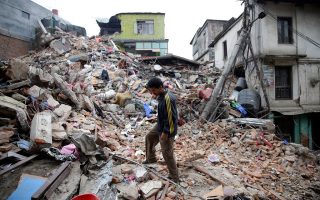 Ερείπια από τον φονικό σεισμό μεγέθους 7,8 Ρίχτερ το περασμένο Σάββατο στο Νεπάλ.