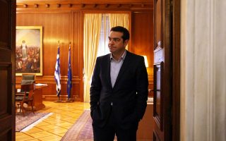 Ενώπιον σημαντικών αποφάσεων βρίσκεται ο πρωθυπουργός, Αλέξης Τσίπρας, με τα χρονικά περιθώρια να στενεύουν και την έλλειψη ρευστότητας να δημιουργεί ασφυκτικές συνθήκες στην οικονομία της χώρας.