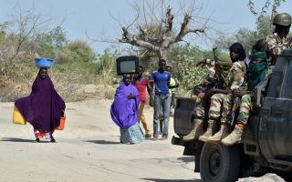 Plasma. Κάτοικοι της  Malam Fatori εγκαταλείπουν την πόλη με όλα τους τα υπάρχοντα, φοβούμενοι τους Ισλαμιστές της  Βοκο Haram.  Ακόμα και κάτοικοι της ευρύτερης περιοχής καταφεύγουν  στο Bosso για να τους προστατεύσουν τα στρατεύματα του Νίγηρα και του Τσαντ. AFP PHOTO / ISSOUF SANOGO