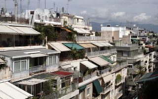 Τα έξοδα κατοικίας στην Ελλάδα διαμορφώνονται στο 37%, ποσοστό που εκτοξεύεται σχεδόν στο 65% για τα νοικοκυριά που βρίσκονται κοντά στο όριο της φτώχειας. Το ποσοστό στην Ε.Ε. διαμορφώνεται σε 22,2% και 41% αντίστοιχα.