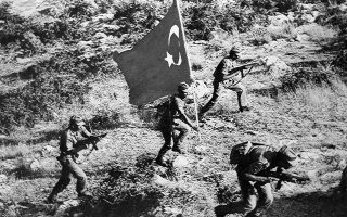 Θριαμβευτικές απεικονίσεις  της εισβολής στην Κύπρο από την τουρκική προπαγάνδα. Ποτέ άλλοτε δεν έφτασε  η Ελλάδα σε μια σύγκρουση τόσο απομονωμένη όσο το 1974.
