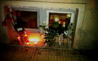 Περαστικοί άφησαν λουλούδια και κεριά έξω από το παράθυρο του υπογείου όπου σύμφωνα με την ΕΛ.ΑΣ. δολοφονήθηκε η 4χρονη Αννυ Μπορίσοβα.