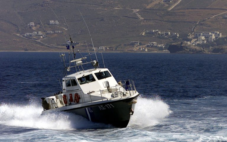 Σήμα κινδύνου από πλοιάριο με παράτυπους μετανάστες στους Αντίπαξους
