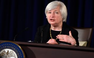 To ΔΝΤ συστήνει στη Fed να μην προχωρήσει σε αύξηση επιτοκίου πριν από το πρώτο εξάμηνο του 2016, και ειδικότερα μέχρι να υπάρξουν ισχυρές ενδείξεις για ενίσχυση μισθών και πληθωρισμού. Στη φωτογραφία, η επικεφαλής της Fed, Τζ. Γέλεν.