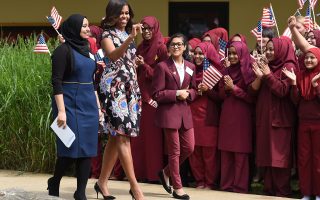 Η επίσκεψη της Μισέλ Ομπάμα στο λύκειο Μάλμπερι του λονδρέζικου Τάουερ Χάμλετς προκάλεσε τον ενθουσιασμό των μαθητριών.
