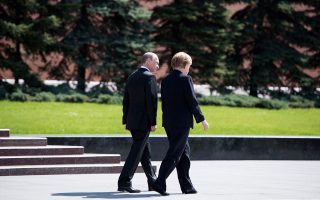 Η Αγκελα Μέρκελ, επί σειρά ετών, αντιμετώπιζε τον Βλαντιμίρ Πούτιν ως διπλωματικό εταίρο. Οι δυο τους συνεχίζουν να συνομιλούν συχνά, αν και η σχέση τους έχει ψυχρανθεί τους τελευταίους μήνες.