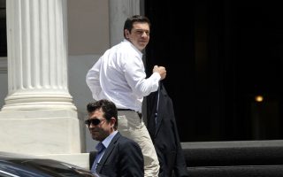 Ο πρωθυπουργός Αλέξης Τσίπρας κινείται σε ασφυκτικά στενά περιθώρια, έχοντας να αντιμετωπίσει ένα ευρύ κύμα αντιδράσεων σε κυβέρνηση και κόμμα.