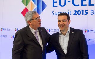Ο πρόεδρος της Ευρωπαϊκής Επιτροπής, Ζαν-Κλοντ Γιουνκέρ, υποδέχεται τον Ελληνα πρωθυπουργό Αλ. Τσίπρα, μία ημέρα μετά τη δήλωση ότι η Ελλάδα έχει πια χάσει από σύμμαχό της την Κομισιόν.
