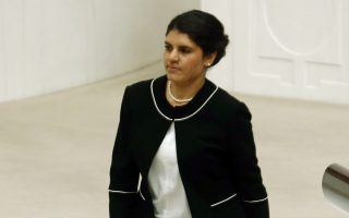 Η βουλευτής του κόμματος HDP, Ντιλέκ Οτσαλάν -ανιψιά του φυλακισμένου ηγέτη των Κούρδων- στη Βουλή, μετά την ορκωμοσία της.