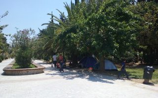 Οικογένειες παράτυπων μεταναστών, που εκδιώκονται από τις κεντρικές πλατείες των Αθηνών έχουν βρει καταφύγιο στο Πεδίον του Αρεως, όπου έχουν στήσει σκηνές και ένα πρόχειρο νοικοκυριό.