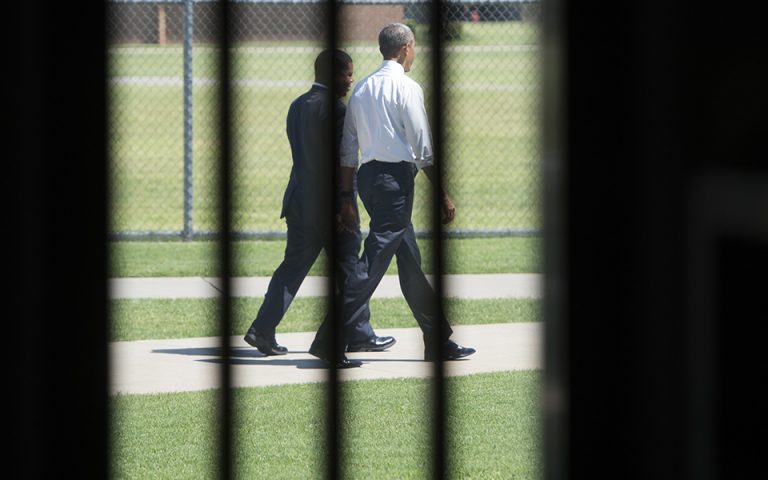 Ο πρώτος πρόεδρος που επισκέπτεται ομοσπονδιακή φυλακή