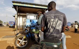 Ανδρας στο Ναϊρόμπι φορά μπλουζάκι που απεικονίζει τον Αμερικανό πρόεδρο Ομπάμα. Ο Ομπάμα ταξίδεψε στην Κένυα την Πέμπτη, για να συναντηθεί με τον ομόλογό τ ου, Ουχούρου Κενυάτα.