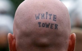 Γερμανός νεοναζί με τατουάζ στο κεφάλι που γράφει «White Power» σε διαδήλωση στο Βερολίνο.