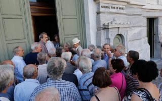 Ελλάδα, Ιούλιος 2015: συνταξιούχοι χωρίς κάρτα προσπαθούν να πάρουν τα 120 ευρώ που τους αναλογούν από κατάστημα της Εθνικής που άνοιξε ειδικά γι’ αυτό τον σκοπό.