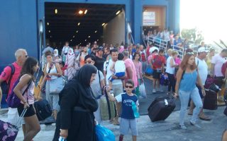 Οι πρόσφυγες από τα νησιά, που έφθασαν χθες στον Πειραιά. Εκεί, διακινητές-οδηγοί τούς εξηγούσαν πώς θα φτάσουν στο κέντρο της Αθήνας.