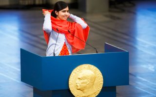 Αριστη μαθήτρια η Μαλάλα Γιουσαφτσάι που απεικονίζεται να εκφωνεί την ομιλία της κατά την απονομή του Βραβείου Νομπέλ Ειρήνης το 2014.
