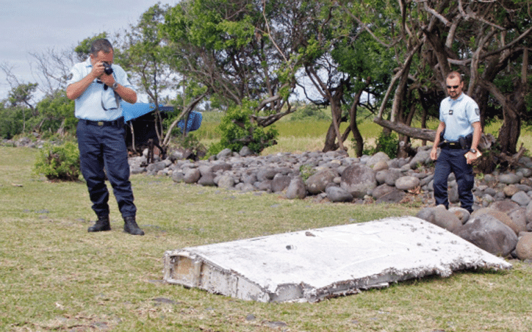 Νέα συντρίμμια αεροσκάφους βρέθηκαν στο Ρεϊνιόν