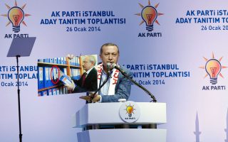 Ο πρόεδρος Ερντογάν κρατά τη φωτογραφία του ηγέτη του αντιπολιτευτικού CHP, Κεμάλ Κιλιτσντάρογλου.