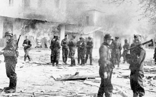 Ιούνιος 1944. Η καταστροφή του Διστόμου από τους Γερμανούς κατακτητές, σε αντίποινα για την ανάπτυξη της Αντίστασης. Οι αποζημιώσεις που κατεβλήθησαν στα θύματα της Κατοχής ανήλθαν σε 115 εκατ. μάρκα.