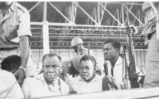 1η Δεκεμβρίου 1960. Ο πρώην πρωθυπουργός του Κονγκό, Πατρίς Λουμούμπα (δεξιά), μεταφέρεται με τα χέρια δεμένα στην πλάτη στην πρωτεύουσα Λεοπολντβίλ μετα τη σύλληψή του από τις δυνάμεις του Μομπούτου.