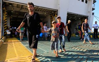Στο λιμάνι του Πειραιά κατέπλευσε το πρωί το «Ελευθέριος Βενιζέλος» μεταφέροντας 2.466 Σύρους πρόσφυγες που είχαν φθάσει σε διάφορα νησιά του ανατολικού Αιγαίου.