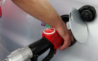 Μέσα στο τελευταίο δεκαήμερο η τιμή της βενζίνης όπως και του ντίζελ κίνησης έχει υποχωρήσει περίπου κατά 10 λεπτά το λίτρο.