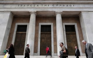 Μέχρι τα τέλη Μαρτίου 2016 θα πρέπει η Τράπεζα της Ελλάδος να αναθεωρήσει τον Κώδικα Δεοντολογίας, που θα περιλαμβάνει οδηγίες για «ομαδικές» αναδιαρθρώσεις δανείων (π.χ. μικρομεσαίων επιχειρήσεων).