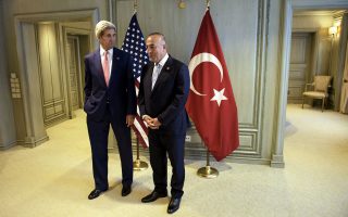Ο Αμερικανός ΥΠΕΞ Τζον Κέρι και ο Τούρκος ομόλογός του Μεβλούτ Τσαβούσογλου, πριν από τη συνάντηση στην Κουάλα Λουμπούρ.