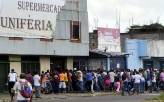 Πολίτες λεηλατούν σούπερ μάρκετ στη Βενεζουέλα, καθώς οι ελλείψεις τροφίμων επιτείνονται και η οικονομική κρίση βαθαίνει.