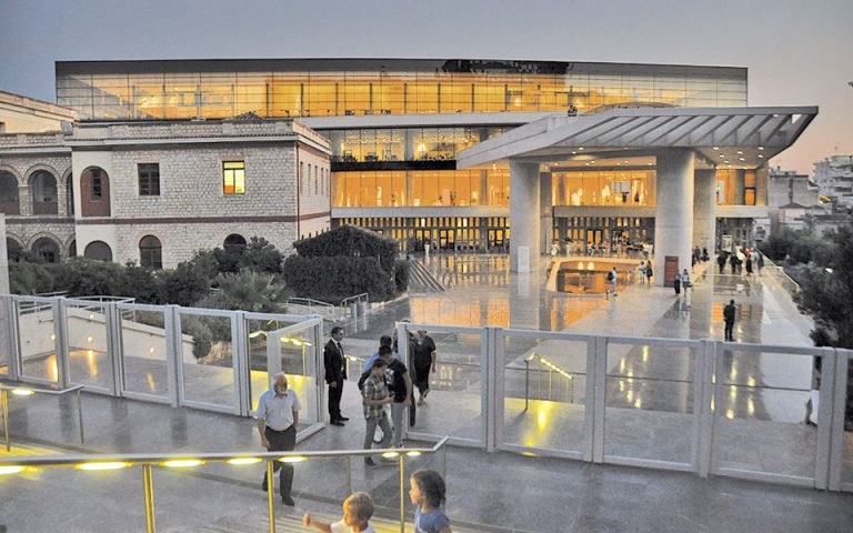 Eισαγωγή στο 3ο Athens Democracy Forum το καλωσόρισμα στο Mουσείο Aκρόπολης από τους New York Times και την «Kαθημερινή»