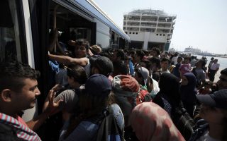 Μετανάστες και πρόσφυγες , επιβιβάζονται σε λεωφορεία στο λιμάνι του Πειραιά από το επιβατηγό Ελ. Βενιζέλος.
