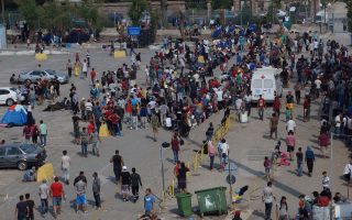 Χιλιάδες πρόσφυγες και μετανάστες συνωστίζονται στο λιμάνι της Μυτιλήνης. Ο πρόεδρος του ΚΕΕΛΠΝΟ χαρακτηρίζει την κατάσταση «υγειονομική βόμβα».