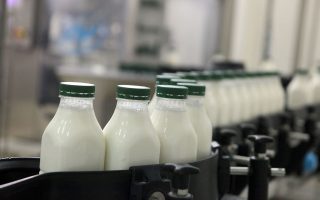 Μεγάλη παραγγελία για την εισαγωγή πρώτων υλών για τη συσκευασία φρέσκου γάλακτος «αρχειοθετήθηκε» στον κάλαθο των αχρήστων με αποτέλεσμα το εργοστάσιο να «κάθεται» και μαζί να κάθονται και οι εργαζόμενοι.