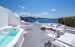 Η μονάδα της Σαντορίνης κατέλαβε την πρώτη θέση στη λίστα με τα 30 καλύτερα Resorts στην Ευρώπη. Επίσης, στην παγκόσμια λίστα με τα 100 κορυφαία ξενοδοχεία και Resorts, το Canaves Οia Santorini κατέλαβε την 34η θέση.
