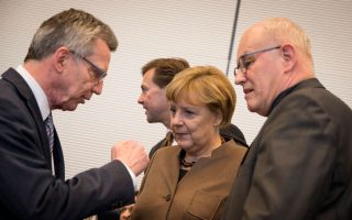 Η καγκελάριος Αγκελα Μέρκελ μιλάει στον υπουργό Εσωτερικών Τόμας ντε Μεζιέρ και στον πρόεδρο της Κοινοβουλευτικής Ομάδας του CDU Φόλκερ Κάουντερ.