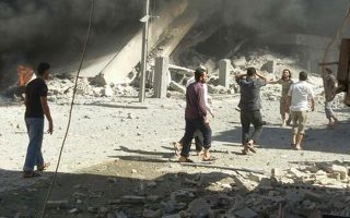 Κάτοικοι της συριακής πόλης Ταλμπισέχ, στην επαρχία Χομς, σπεύδουν σε περιοχή που βομβαρδίστηκε από ρωσικά μαχητικά αεροπλάνα την περασμένη Τετάρτη, πρώτη ημέρα της ανοιχτής στρατιωτικής εμπλοκής της Ρωσίας στον συριακό εμφύλιο.