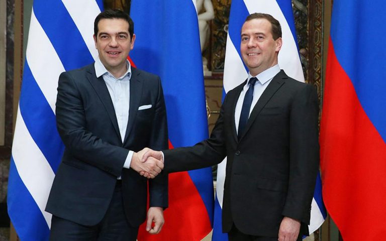 Μεντβέντεφ: «Να βρεθεί λύση στη βιωσιμότητα του ελληνικού χρέους»