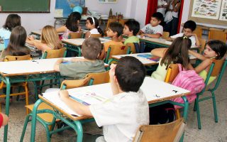 «Τα σχολεία που μειονεκτούν έχουν λιγότερους πόρους από τα σχολεία που πλεονεκτούν», αναφέρει η έκθεση.