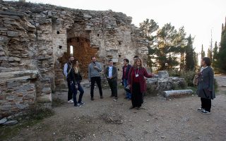 Η Χρύσα Κοντογεωργοπούλου, αρχαιολόγος και ξεναγός, αφηγείται γνωστές και άγνωστες ιστορίες του δάσους της Καισαριανής, της βυζαντινής μονής που βρίσκεται μέσα σε αυτό.