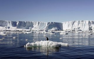 Το «μετέωρο βήμα» του πιγκουίνου και η τήξη των πάγων στην Ανταρκτική συμβολίζουν τη συνεχιζόμενη υπερθέρμανση του πλανήτη, με το 2015 να χαρακτηρίζεται ήδη το «πιο ζεστό» έτος εδώ και 136 χρόνια. Η επικείμενη Σύνοδος για το Κλίμα στο Παρίσι είναι κρίσιμη.