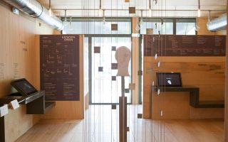 Το εξ ολοκλήρου ξύλινο εσωτερικό του Ψηφιακού Μουσείου, περιέχει ψηφιακά αλλά και κάποια φυσικά εκθέματα.