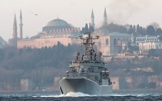 Με φόντο την Αγιά Σοφιά και το Μπλε Τζαμί, το ρωσικό πολεμικό σκάφος «Καίσαρ Κουνίκοφ» περνάει τον Βόσπορο.