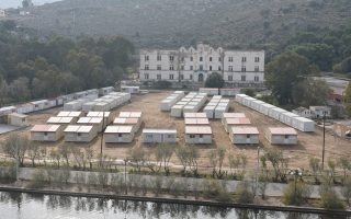Το hotspot στη Λέρο, το οποίο κατασκευάζεται στον χώρο του παλιού ψυχιατρείου. Σήμερα, το κέντρο υποδοχής αναμένεται να επισκεφθεί ο πρωθυπουργός, Αλέξης Τσίπρας, ο οποίος θα μεταβεί και στη Χίο.
