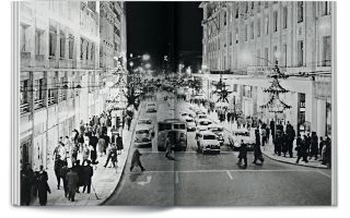 Νυχτερινή άποψη της οδού Σταδίου τα Χριστούγεννα του 1950.