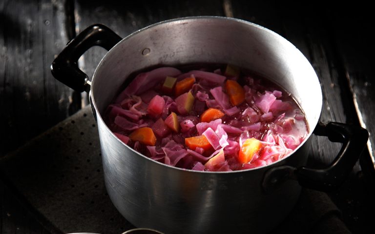 Πικάντικη σούπα με κόκκινο λάχανο και κύμινο