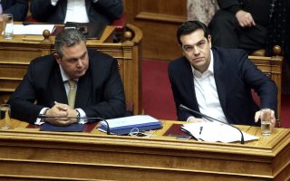 Ο πρωθυπουργός Αλέξης Τσίπρας (Δ) και ο πρόεδρος των ΑΝΕΛ και υπουργός Εθνικής Άμυνας Πάνος Καμμένος (Α) στην Ολομέλεια της Βουλής κατά τη διάρκεια της συζήτησης για το ασφαλιστικό νομοσχέδιο, Αθήνα, την Τρίτη 26 Ιανουαρίου 2016.