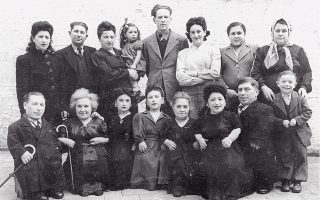 Η οικογένεια Οβιτς σε πλήρη σύνθεση με τα παιδιά και τους συζύγους τους. Ο νανισμός δεν πέρασε στους απογόνους τους.